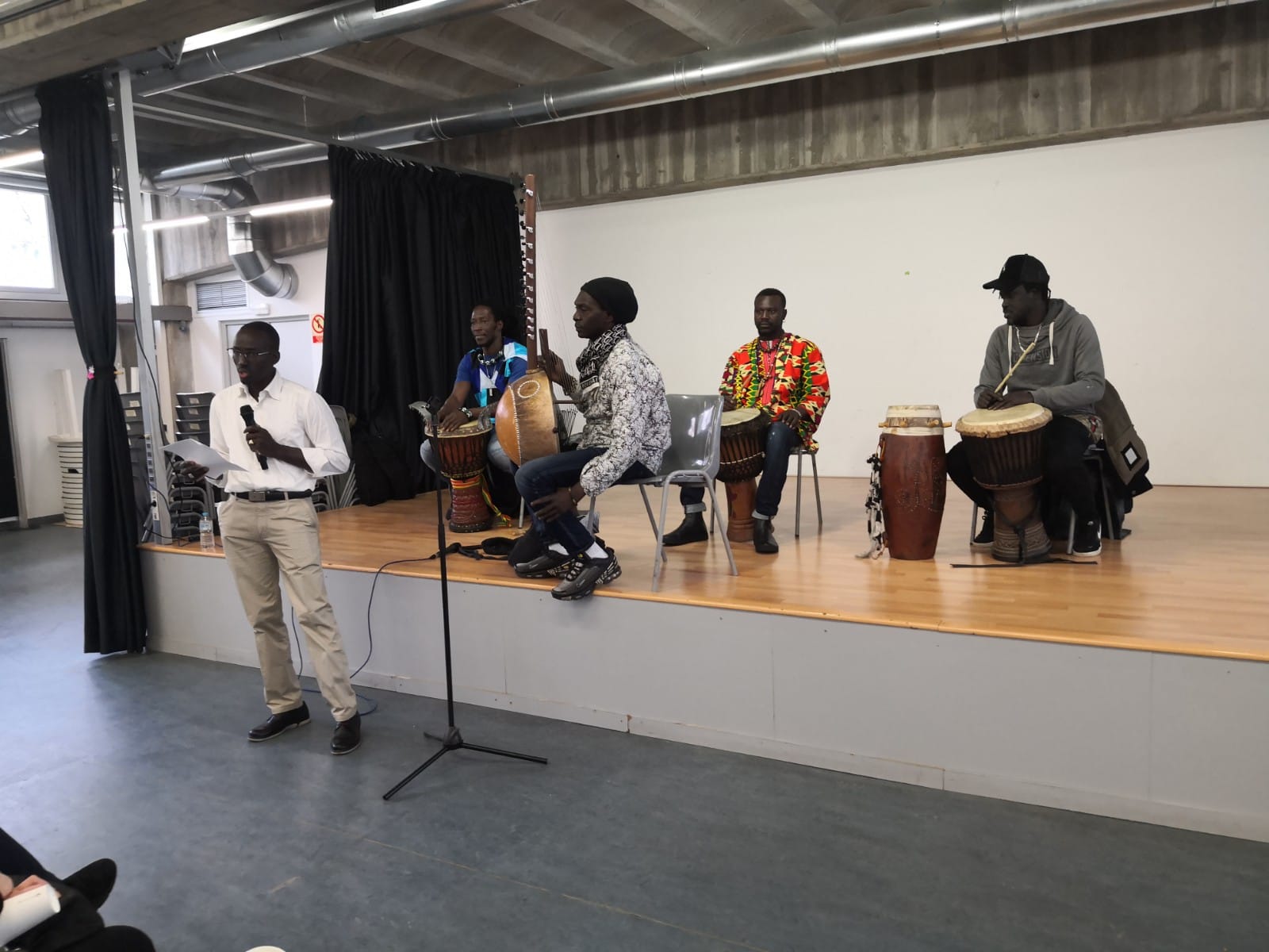 Actuació solidària musical del grup Mandigco Àfrica