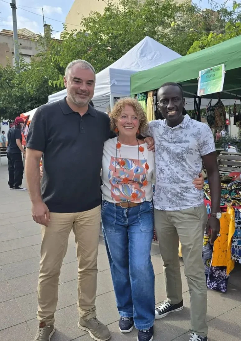 Paradeta solidària a la Festa de la Font amb l’AAVV de Ca n’Aurell. Barri, comunitat i cooperació.