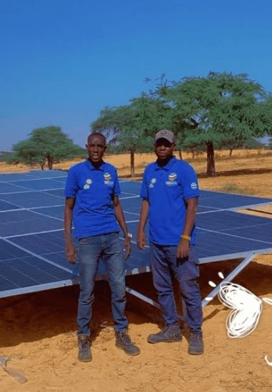 Quatre joves senegalesos que han rebut formació especialitzada en energia solar fotovoltaica a Terrassa, i són els responsables de dur a terme la instal·lació dels sistemes solars en el poble Taiba Peulh