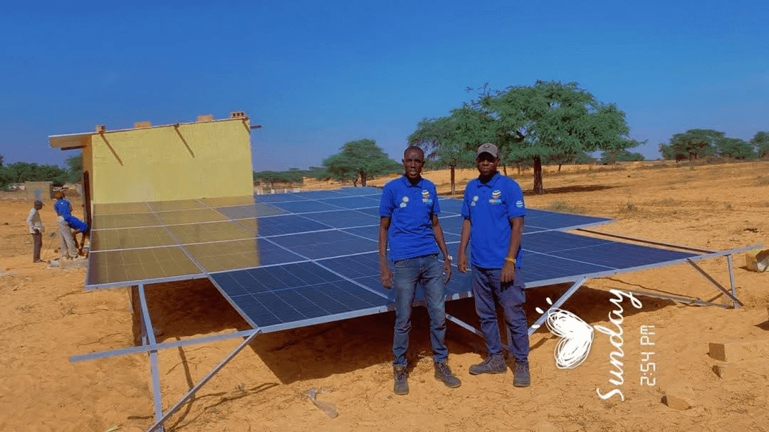 Quatre joves senegalesos que han rebut formació especialitzada en energia solar fotovoltaica a Terrassa, i són els responsables de dur a terme la instal·lació dels sistemes solars en el poble Taiba Peulh